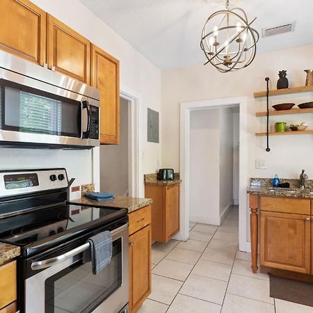 Four Different Options At One Great Location-- 1 - Spacious 3 Bed 2 Bath House Or 2- 2Nd Floor 2 Bed 1 Bath Guesthouse Or 3- 1St Floor Studio Or 3- A Tiny Home Rv Tampa Exteriér fotografie