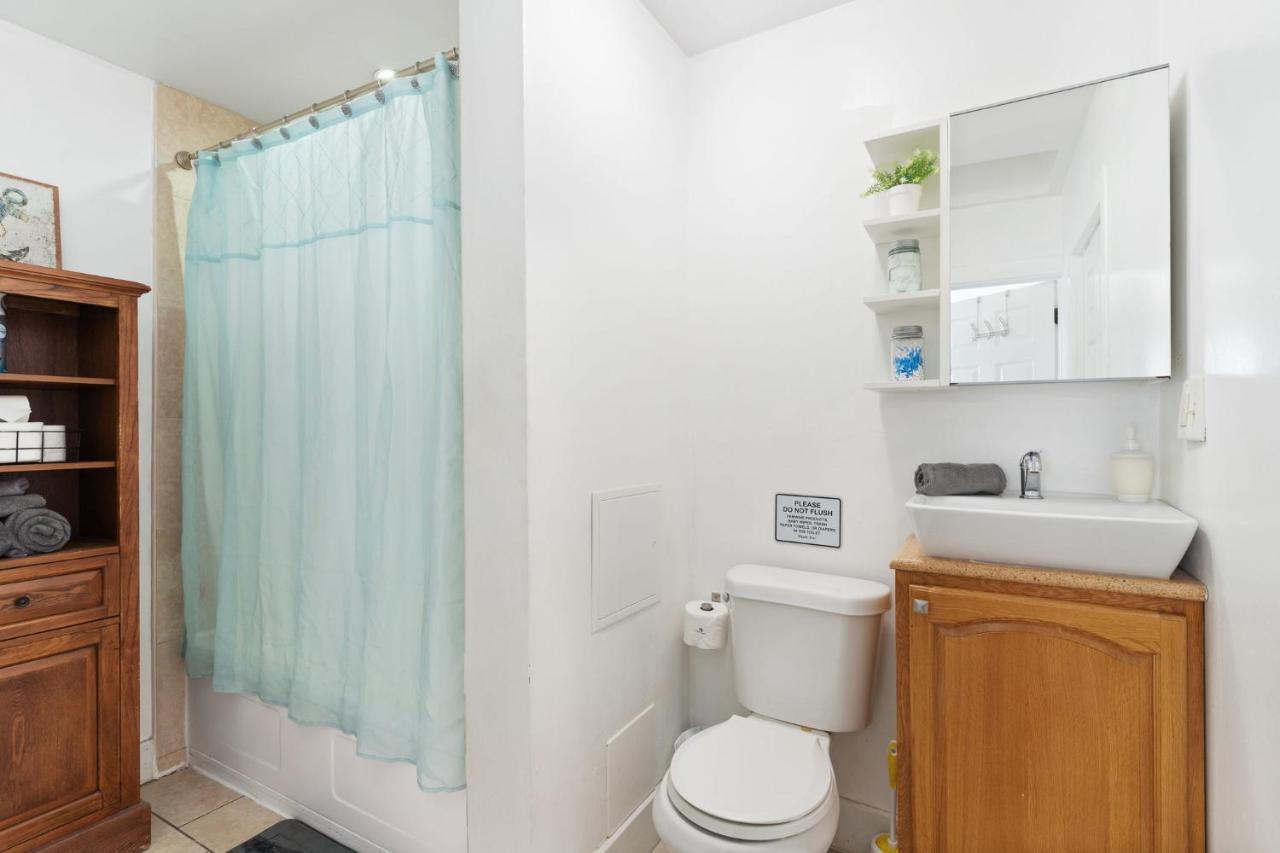 Four Different Options At One Great Location-- 1 - Spacious 3 Bed 2 Bath House Or 2- 2Nd Floor 2 Bed 1 Bath Guesthouse Or 3- 1St Floor Studio Or 3- A Tiny Home Rv Tampa Exteriér fotografie