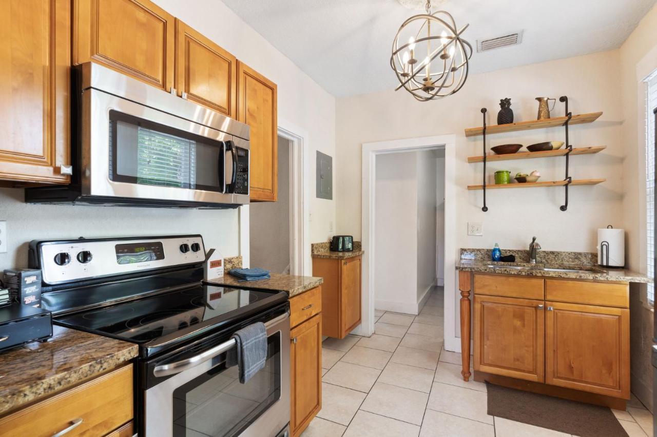 Four Different Options At One Great Location-- 1 - Spacious 3 Bed 2 Bath House Or 2- 2Nd Floor 2 Bed 1 Bath Guesthouse Or 3- 1St Floor Studio Or 3- A Tiny Home Rv Tampa Exteriér fotografie