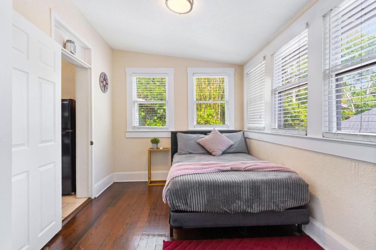 Four Different Options At One Great Location-- 1 - Spacious 3 Bed 2 Bath House Or 2- 2Nd Floor 2 Bed 1 Bath Guesthouse Or 3- 1St Floor Studio Or 3- A Tiny Home Rv Tampa Exteriér fotografie
