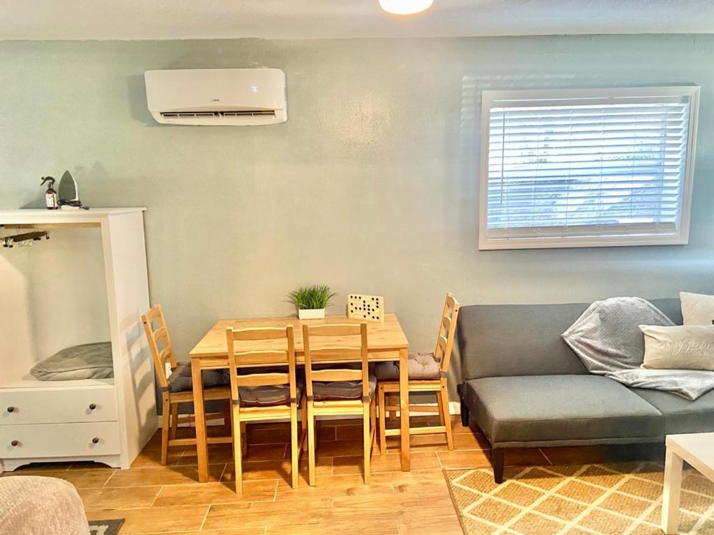 Four Different Options At One Great Location-- 1 - Spacious 3 Bed 2 Bath House Or 2- 2Nd Floor 2 Bed 1 Bath Guesthouse Or 3- 1St Floor Studio Or 3- A Tiny Home Rv Tampa Exteriér fotografie
