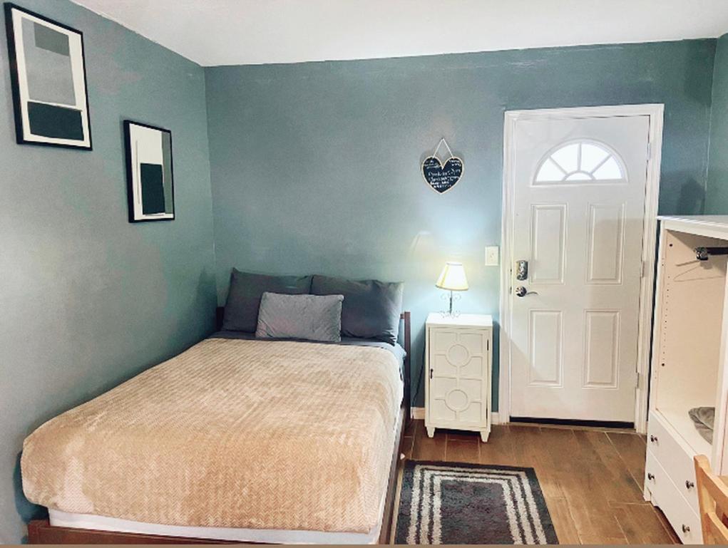 Four Different Options At One Great Location-- 1 - Spacious 3 Bed 2 Bath House Or 2- 2Nd Floor 2 Bed 1 Bath Guesthouse Or 3- 1St Floor Studio Or 3- A Tiny Home Rv Tampa Exteriér fotografie